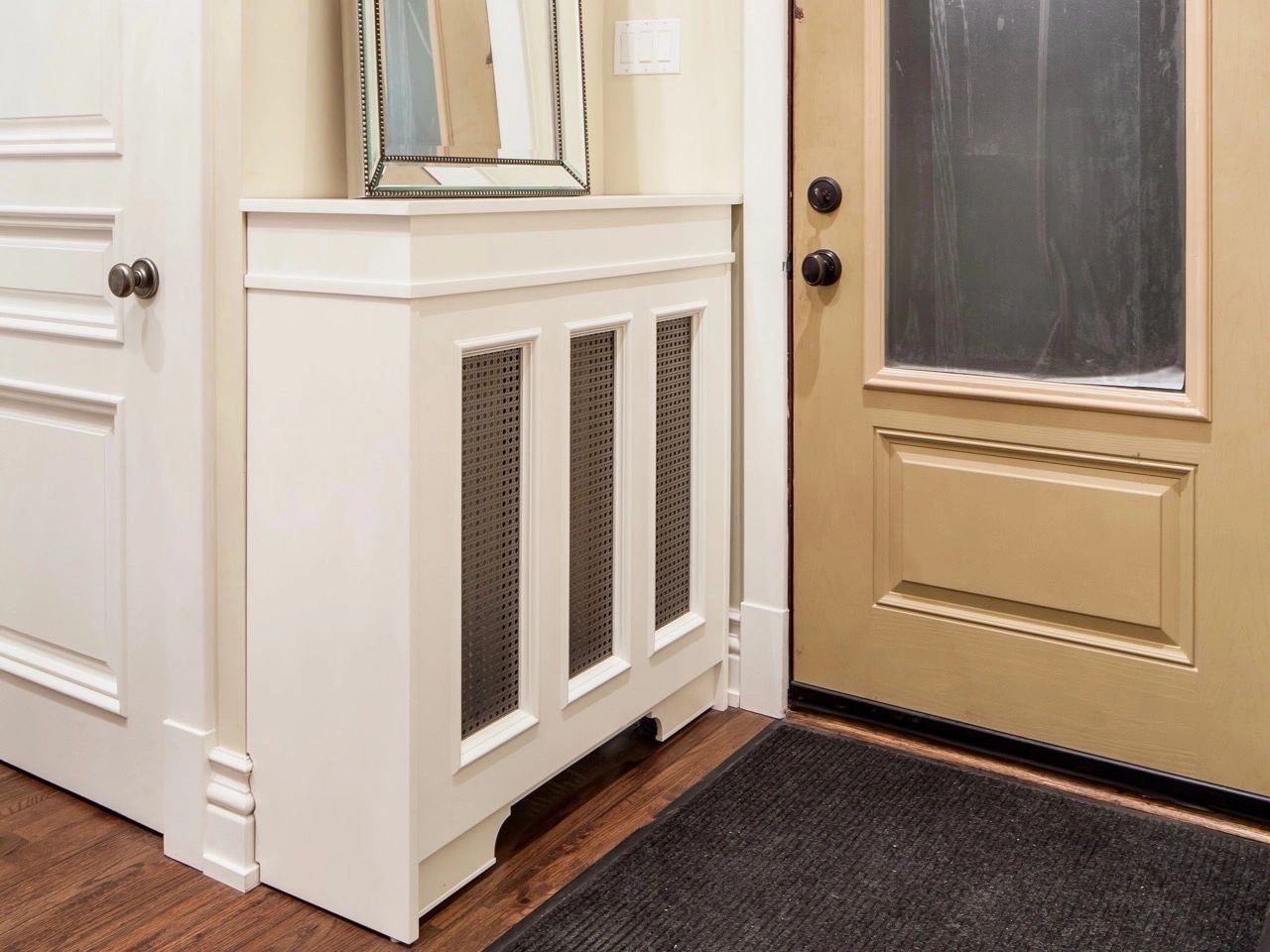 Traditional style radiator cover